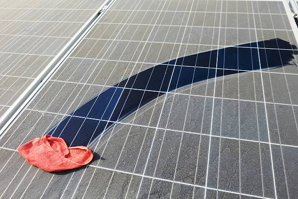 Panel yüzeyinin tozla kaplanması sebebiyle hücrelere ulaşan güneş enerjisi azalmış ve enerji üretimi düşmüş bir güneş paneli. Image